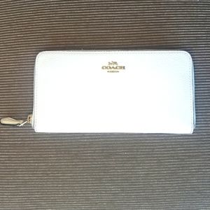 ⭐Coach Authentic Accordion Full Zip Cream Wallet. Large